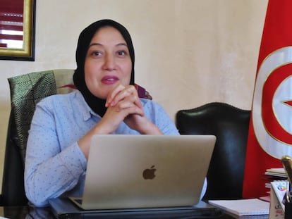 Saida Ounissi sentada en el despacho de su oficina, situada en el centro de t&uacute;nez