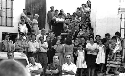 Vecinos de Casares (Málaga), asisten a un mitin durante la campaña del referéndum del 28-F.