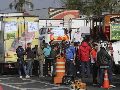 Paralisação de caminhoneiros no sábado na rodovia Régis Bittencourt.