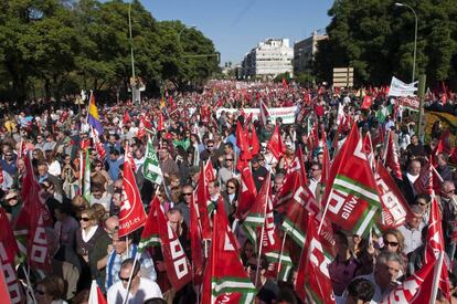 Cientos de personas durante la manifestación convocada por los sindicatos CC OO y UGT, que ha recorrido las calles de Sevilla, con motivo de la huelga general.