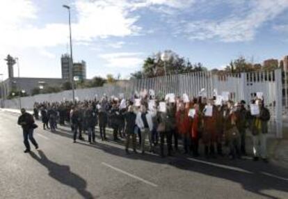 Alrededor de un centenar de trabajadores de Radiotelevisión Valenciana (RTVV) hacen cola esta mañana en las puertas del centro de formación de la empresa pública, donde están presentando un escrito para dejar constancia de que no se les deja acceder a su puesto de trabajo.