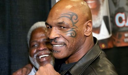 Mike Tyson, junto al exjugador de f&uacute;tbol Earl Campbell, en Texas.