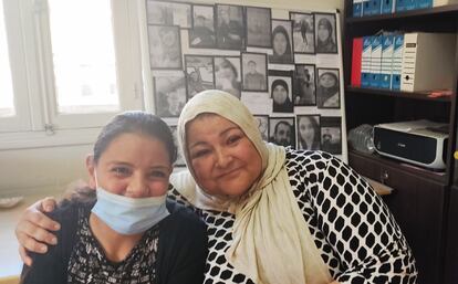 Madre y hermana de Fatima-Zohra, de 16 años, una de las víctimas de la inundación del taller textil clandestino de Tánger el pasado 8 de febrero.