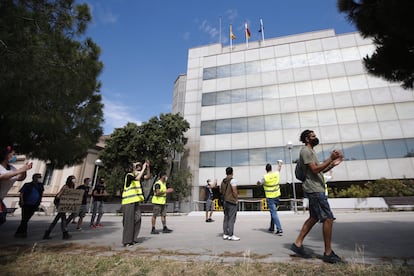 Trabajadores en ERTE que no han cobrado el paro protestan ante la delegación en Barcelona del SEPE, el servicio estatal de empleo.