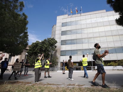 Trabajadores afectados por un ERTE y que todavía no han cobrado el paro, han protestado este lunes por la gestión de las prestaciones frente a la delegación en Barcelona del SEPE.
