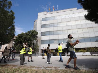 Trabajadores en ERTE que no han cobrado el paro protestan ante la delegación en Barcelona del SEPE, el servicio estatal de empleo.