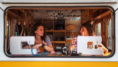 Lorena Heras y Roser Giralt son dos modistas y profesionales de la costura que un buen día decidieron sacar la máquina de coser a pasear.