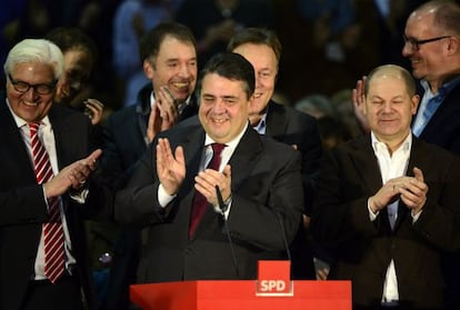 Los líderes del SPD aplauden la decisión de respaldar la gran coalición tras el voto de las bases, hoy en Berlín.