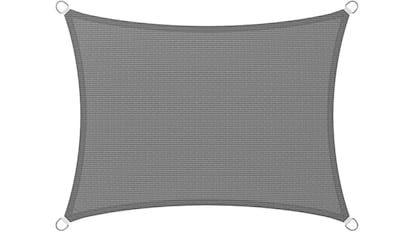 Toldo vela doblado sobre una mesa.