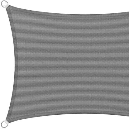Toldo vela doblado sobre una mesa.