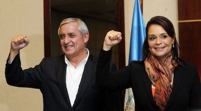 Pérez Molina y su compañera de filas Roxana Baldetti.