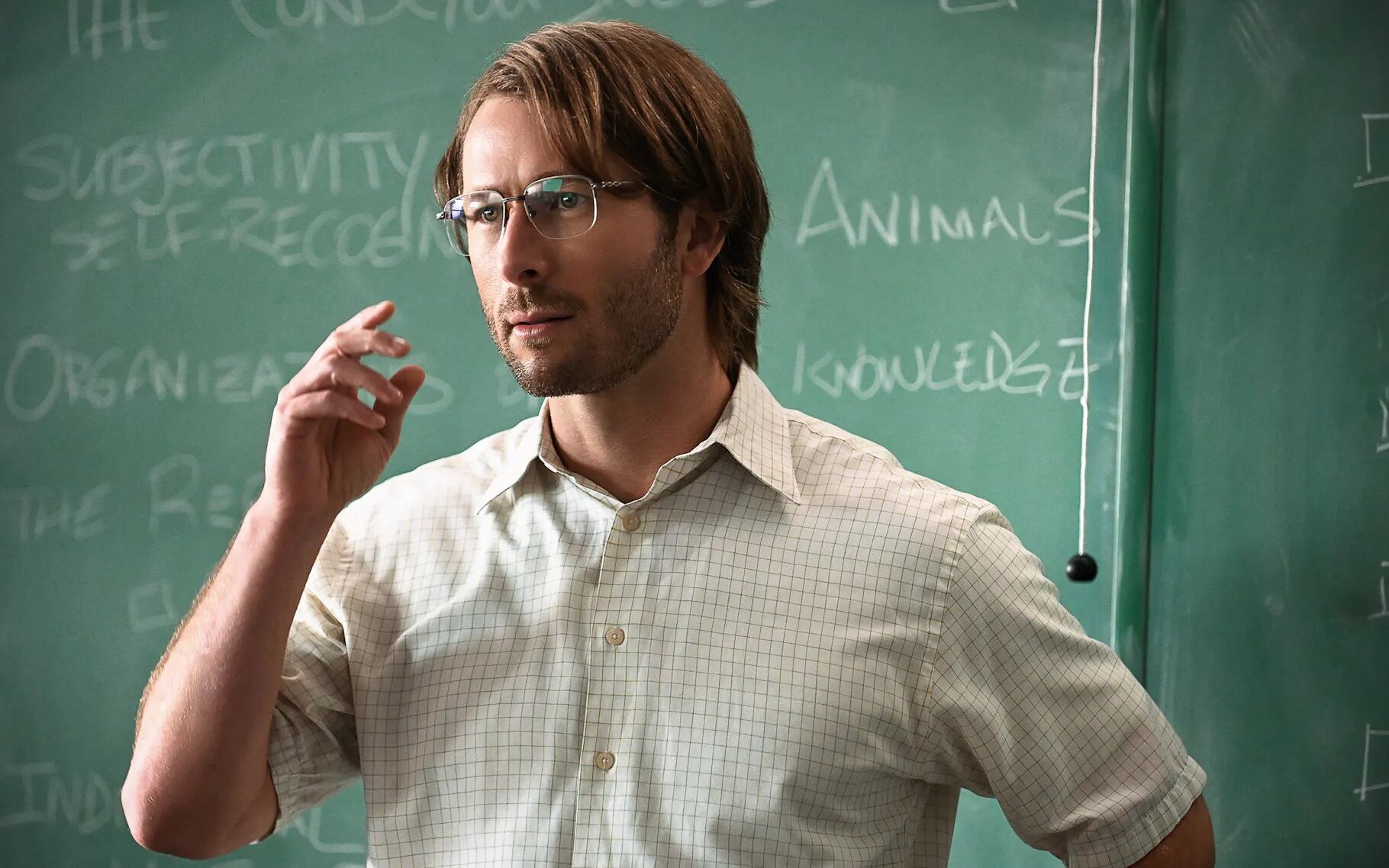 Glen Powell, como el profesor Gary en 'Hit Man'.