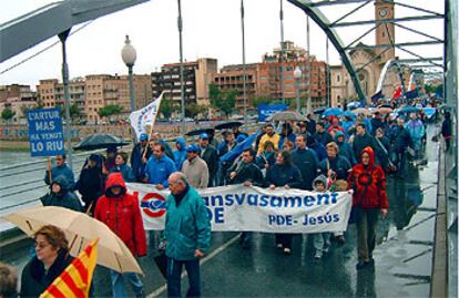 Los manifestantes antitrasvase, ayer, cruzando el Ebro en Tortosa. 

/