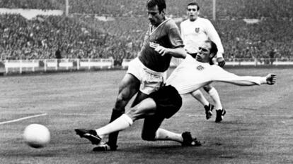 Wilson corta el balón ante Gondet en el Inglaterra-Francia de 1966.