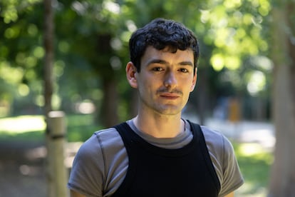 El escritor Pol Guach, en el Parque de El Retiro de Madrid.