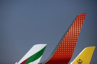 Colas de aviones de aerol&iacute;neas de Oriente Pr&oacute;ximo; entre ellas, de Fly Dubai, en el centro. 
 