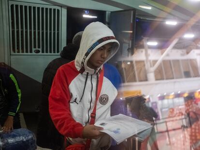Un migrante venezolano en el aeropuerto internacional Chacalluta, en la región de Arica y Parinacota (Chile), antes de retornar a su país.