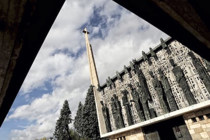 La labor filantrópica de Fernández, profundamente católico, tiene otro pueblo de referencia, La Virgen del Camino, muy cerca de Léon, donde se halla el santuario del mismo nombre. Pablo Díez ya financió la construcción de la moderna basílica en 1961, con esculturas de Subirachs, y Fernández ha continuado el mecenazgo.