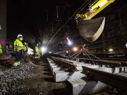 Obras en las vías de la estación de Sants de Barcelona.