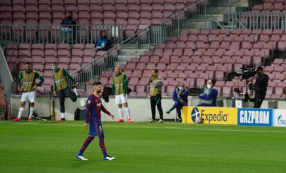 Piqué deja el campo tras ser expulsado ante el Ferencváros.