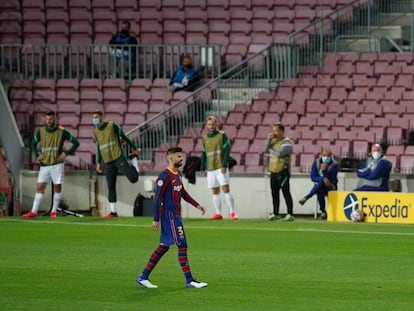 Piqué deja el campo tras ser expulsado ante el Ferencváros.