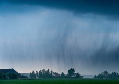 Tormenta sobre un campo cerca de la ciudad alemana de Neuhardenberg.