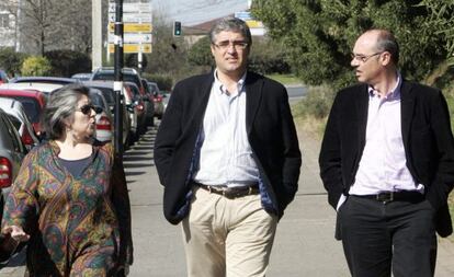 De izquierda a derecha, Ana Lu&iacute;sa Bouza, Carlos Aymerich y Francisco Jorquera se dirigen ayer a la sede del Bloque. 