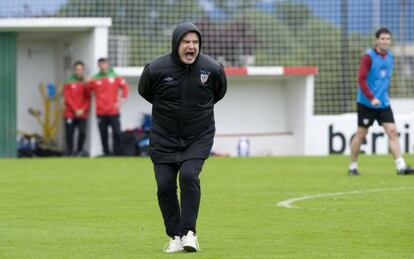 Marcelo Bielsa durante un entrenamiento del Athletic, en Lezama