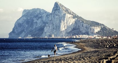 Playa de la Atunara, en La Línea de la Concepción, con el Peñón al fondo.