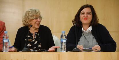 Carmena y Celia Mayer tras la rueda de prensa en el Ayuntamiento.