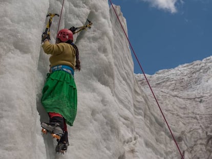 Dora Magueño Machaca entrenando una de las facetas más difíciles del alpinismo, la escalada en hielo.