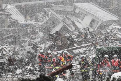 El temporal de nieve y las bajas temperaturas complican las labores de rescate.