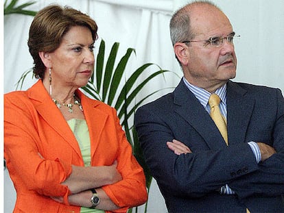 Manuel Chaves, ayer, con la ministra de Fomento, Magdalena Álvarez.