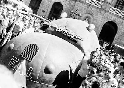 Exposición 100 años de Anarcosindicalismo - Museo de História de Catalunya - Blindado de la CNT-FAI en la plaza de Sant Jaume. Barcelona, [1936].