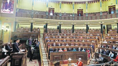 El presidente del Gobierno, Pedro Sánchez (en la tribuna), comparece en el Pleno del Congreso de los Diputados. 