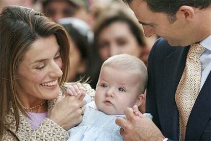 Los príncipes de Asturias con su hija, la infanta Leonor.