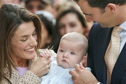 Los príncipes de Asturias con su hija, la infanta Leonor.