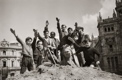 Niños saludando con el brazo en alto durante las obras de desescombro de la Cibeles en 1939, en una imagen del Fondo Martín Santos Yubero.