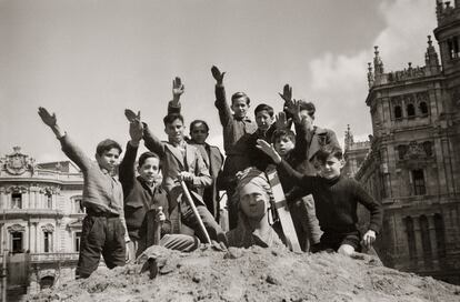 La exposición  'Santos Yubero.- Crónica gráfica de medio siglo de vida española 1925-1975' muestra en 130 fotografías la vida pública y privada del Madrid del siglo pasad. Niños saludando con el brazo en alto durante las obras de desescombro de la Cibeles en 1939, que estuvo protegida durante la Guerra Civil, nada más terminar la contienda (Archivo Regional de la Comunidad de Madrid/ Fondo Martín Santos Yubero).