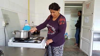 Chnar e seu marido, Obed Rasul, na cozinha do centro de refugiados de Galati