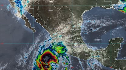 La tormenta tropical 'Alvin' recorre las costas del Pacífico mexicano, este 29 de mayo de 2025.