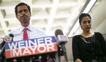 El aspirante a alcalde Weiner, en una rueda de prensa con su esposa, Huma Abedin