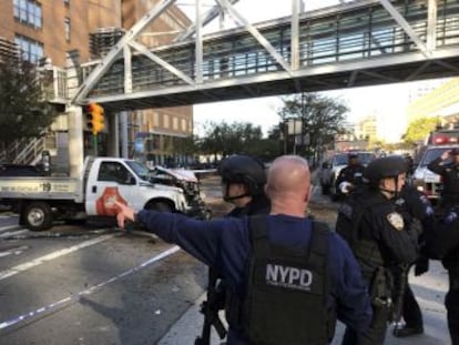 El conductor invadió un carril bici en Manhattan y salió del vehículos con un arma, según el relato de testigos