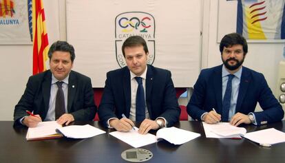 Xavier Vinyals, Gerard Figueras y Gerard Esteva, durante la firma.