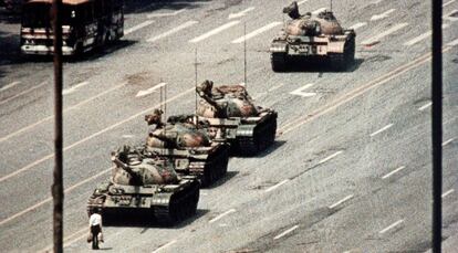 Un manifestante trata de bloquear el paso a los tanques en la avenida Chang’an, cercana a Tiananmen.