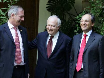 Geoff Hoon, Miguel Ángel Moratinos y Peter Caruana, ayer en el palacio de Viana de Córdoba.