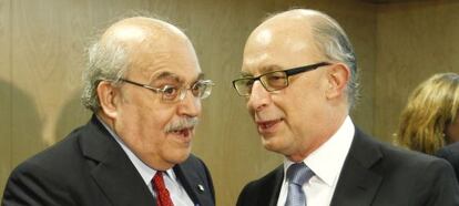 Andreu Mas-Colell con el ministro Montoro, en Madrid.