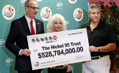 Maureen Smith and David Kaltschmidt (derecha), los ganadores del premio récord de la Powerball, el 17 de febrero de 2016.