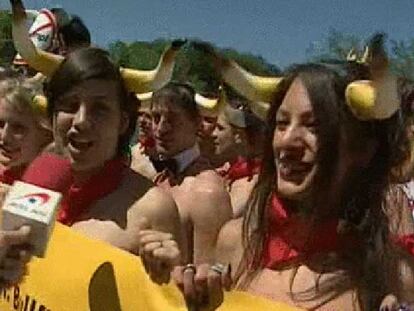Cientos de personas marchan desnudas por Pamplona contra el maltrato a los toros