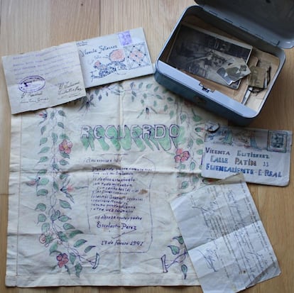 Caja con el pañuelo y las cartas que Escolástico Pérez envió a su familia desde prisión.